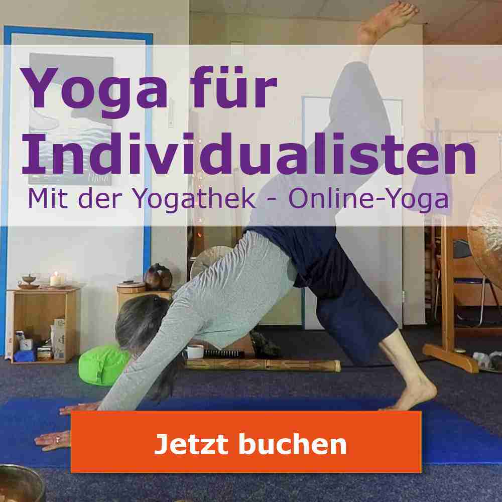Yogathek Voll-Zugang – Zugang zu Online-Yoga-Videos 5 Frau in Downward Dog Pose auf Yoga-Matte im Wohnzimmer mit Text-Overlay und CTA-Button