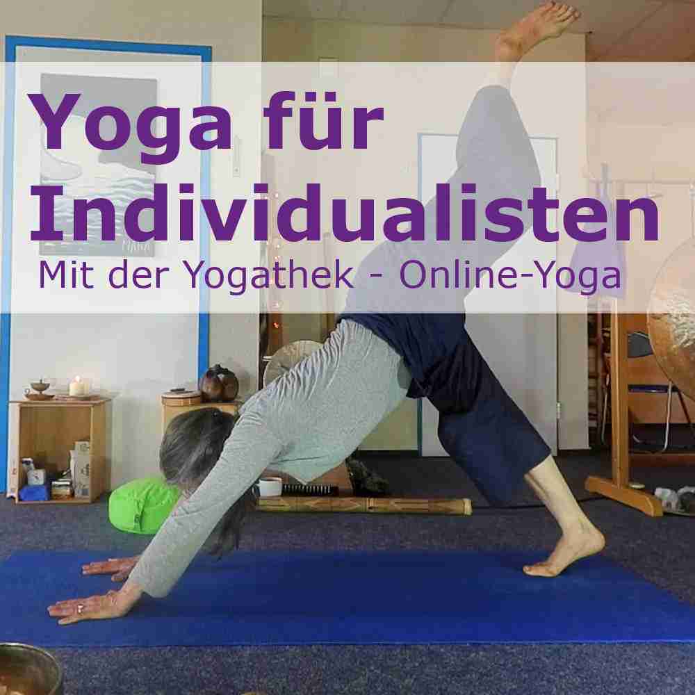 Yogathek Voll-Zugang – Zugang zu Online-Yoga-Videos 1 Frau in Downward Dog Pose auf Yoga-Matte im Wohnzimmer mit Text-Overlay