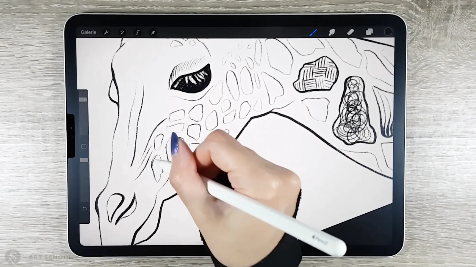 iPad mit Zeichnungs-App zeigt Gesichts-Skizze, Hand hält Stylus, verschiedene Scribble-Techniken sichtbar