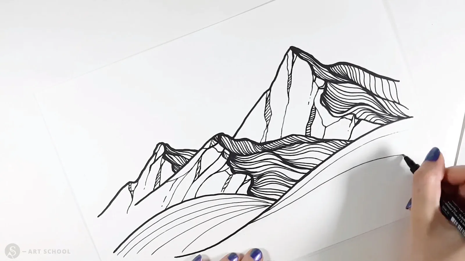 Frauenhand zeichnet mehrteiliges Berg-Gebirge mit Strichführungs-Technik auf weißem Papier mit Marker