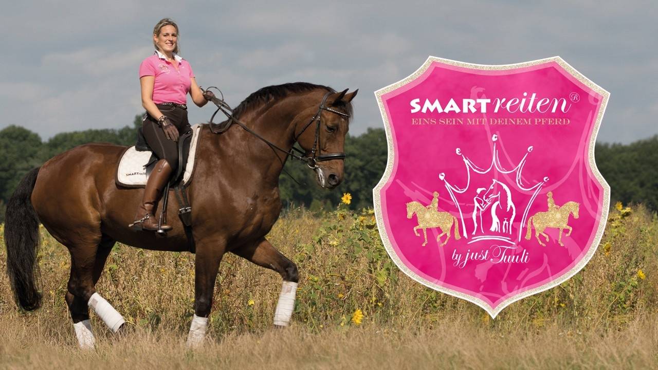 Hero-Bild SMARTreiten by Tuuli: Frau in rosafarbenem Polo-Shirt auf braunem Pferd in Feldlandschaft mit rosa Brand-Badge