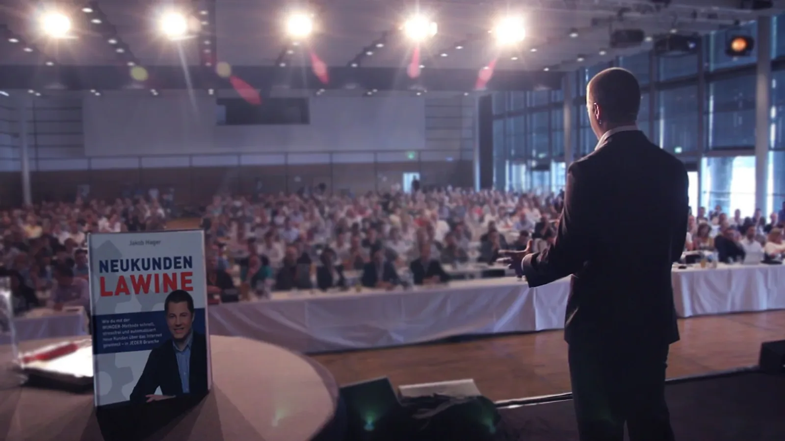 Jakob Hager spricht vor großem Publikum auf Bühne