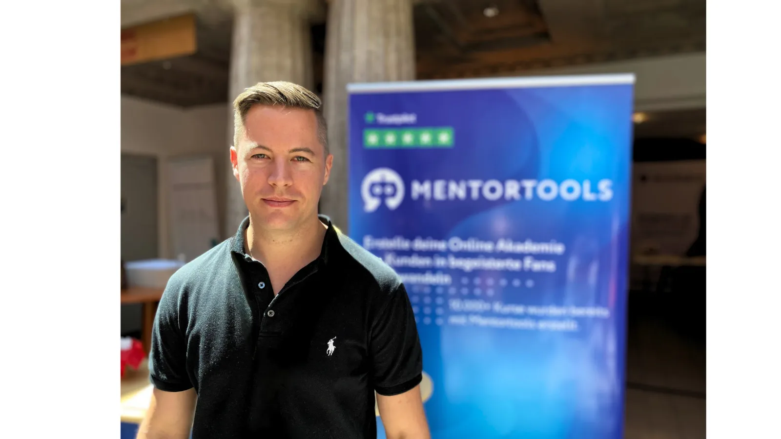 Jakob Hager vor Mentortools Banner bei Event