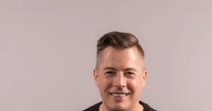 Jakob Hager Portrait Headshot vor neutralem Hintergrund