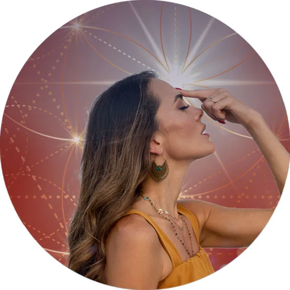 Zirbeldrüse und Intuition – Hellsinne-Kurs von Jacqueline Le Saunier 3 Frau im gelben Kleid führt Geste am dritten Auge durch, energetischer roter Hintergrund