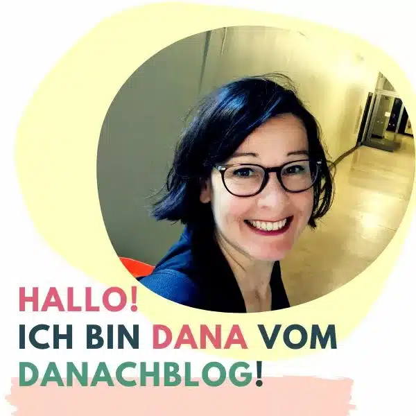Dana Heidrich Porträt mit Brille, mintgrünem Hintergrund und Begrüßungstext Hallo ich bin Dana