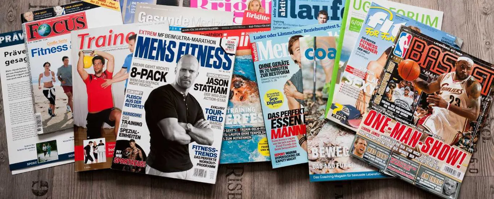Zurück zur Kraft – Videokurs für Beweglichkeit von Till Sukopp 13 Stapel verschiedener Fitness- und Trainingsmagazine mit Till Sukopp auf dem Cover