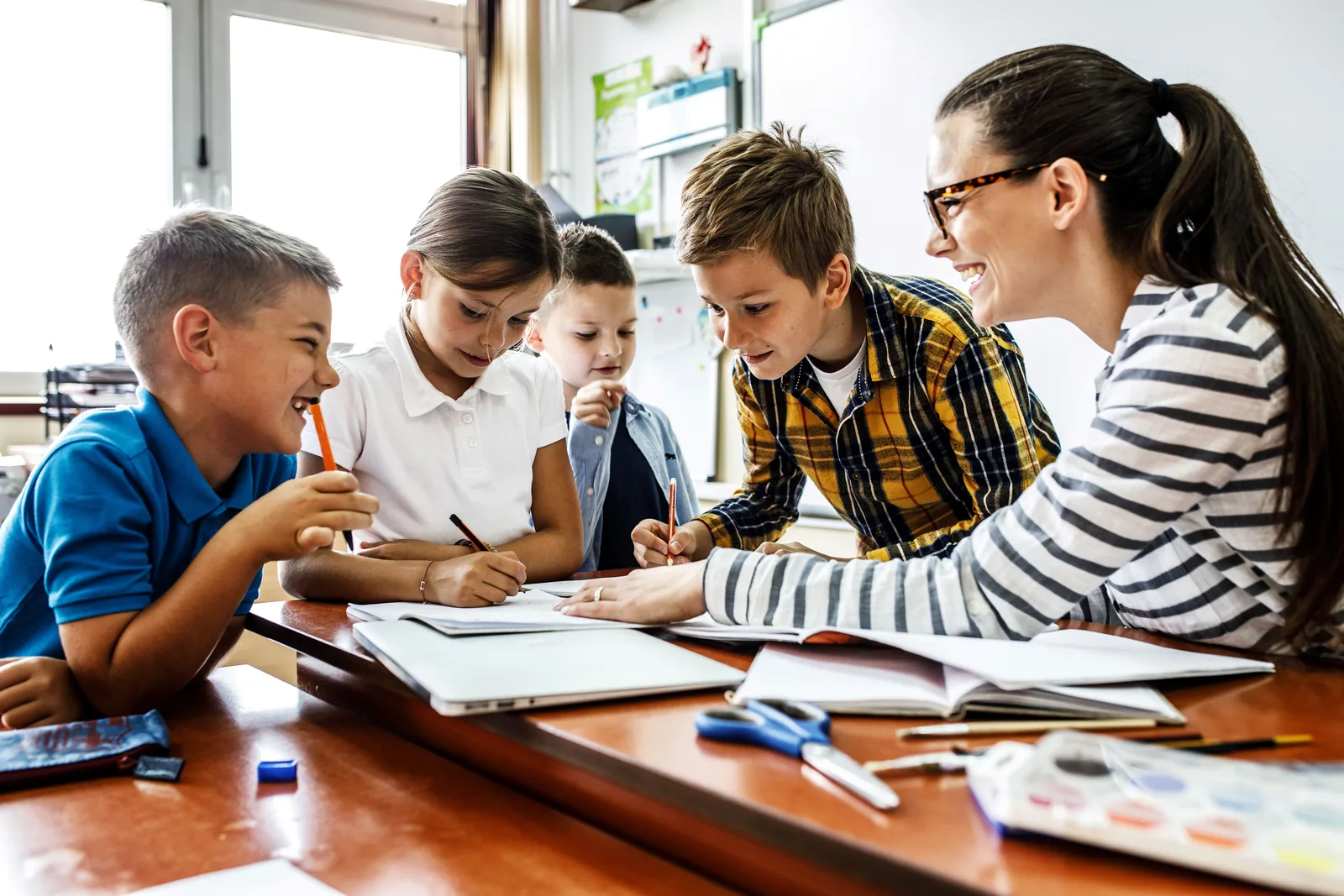 Lehrerin führt diverse Schulklasse an, Klassenführung