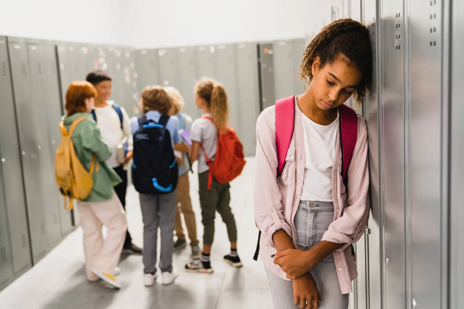 Zwei Schüler lösen Konflikt konstruktiv im Unterricht
