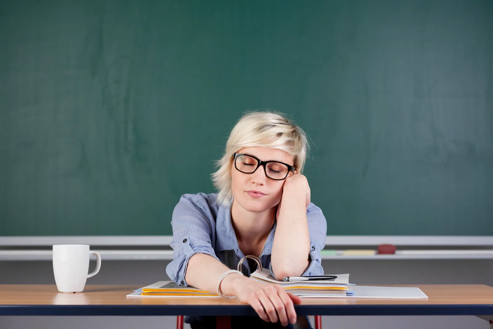 Lehrerin kümmert sich um ihre Selbstfürsorge und Gesundheit