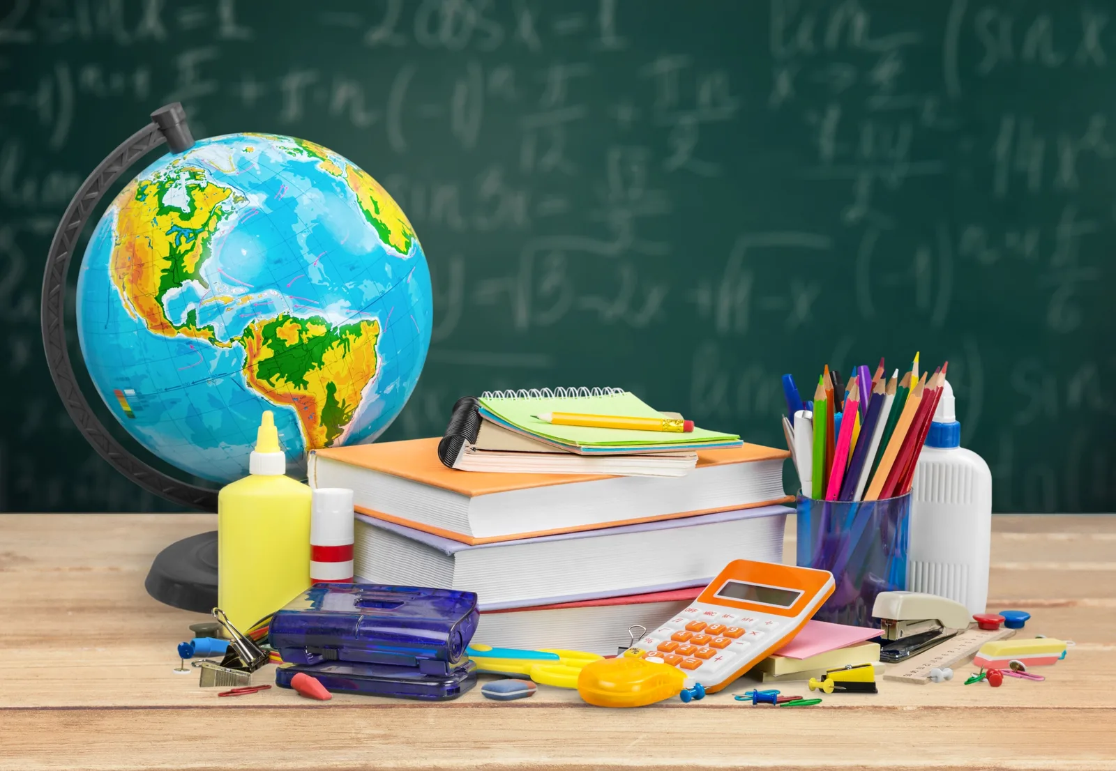 Lehrer nutzt moderne Tools und Materialien im Klassenzimmer