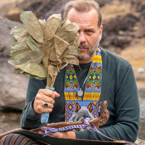 Porträt von Oliver Löwenherz mit Baumaterial und kolorier Accessoires, Outdoor-Hintergrund